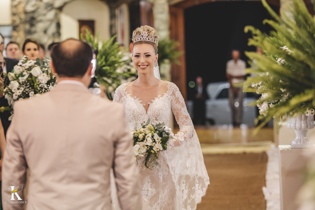 Casamento camila e Jacson laranjeiras do sul parana cerimonia tradicional Katy tesser melhor fotografo entrada da noiva encontro com o noivo