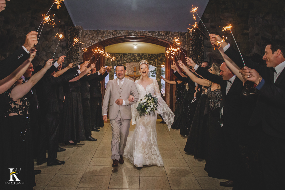 Casamento camila e Jacson laranjeiras do sul parana cerimonia tradicional Katy tesser melhor fotografo cerimonia religiosa tradicional saida dos noivos com fogos