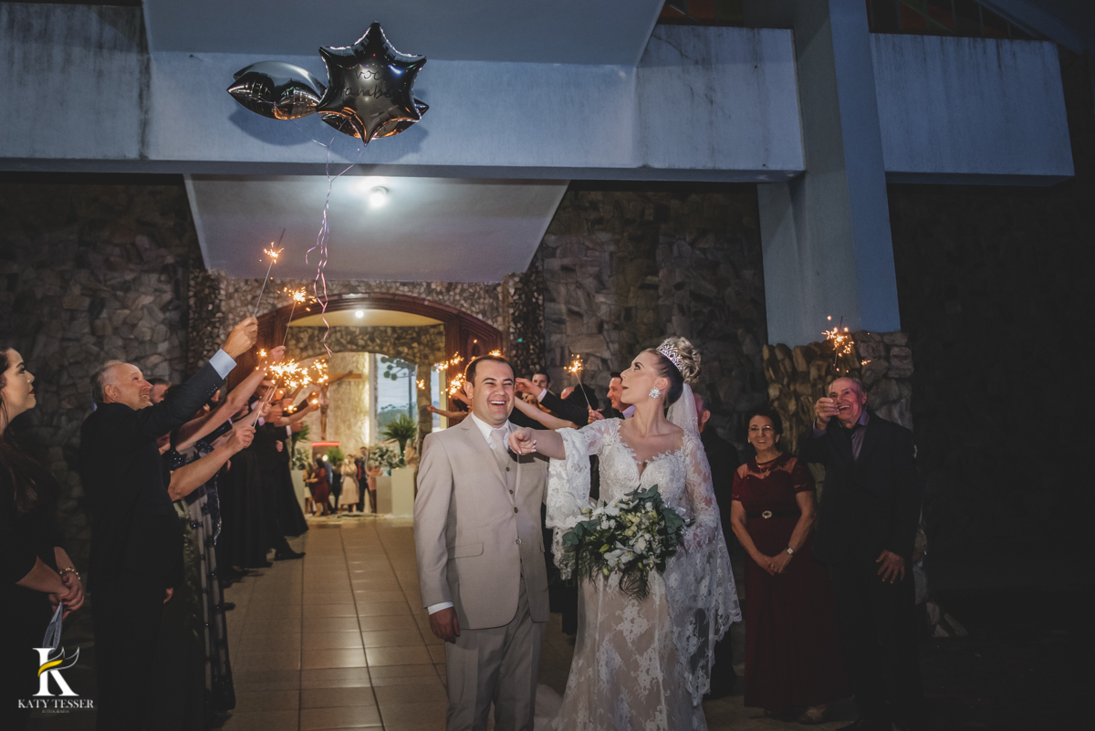 Casamento camila e Jacson laranjeiras do sul parana cerimonia tradicional Katy tesser melhor fotografo saida dos noivos cerimonia religiosa