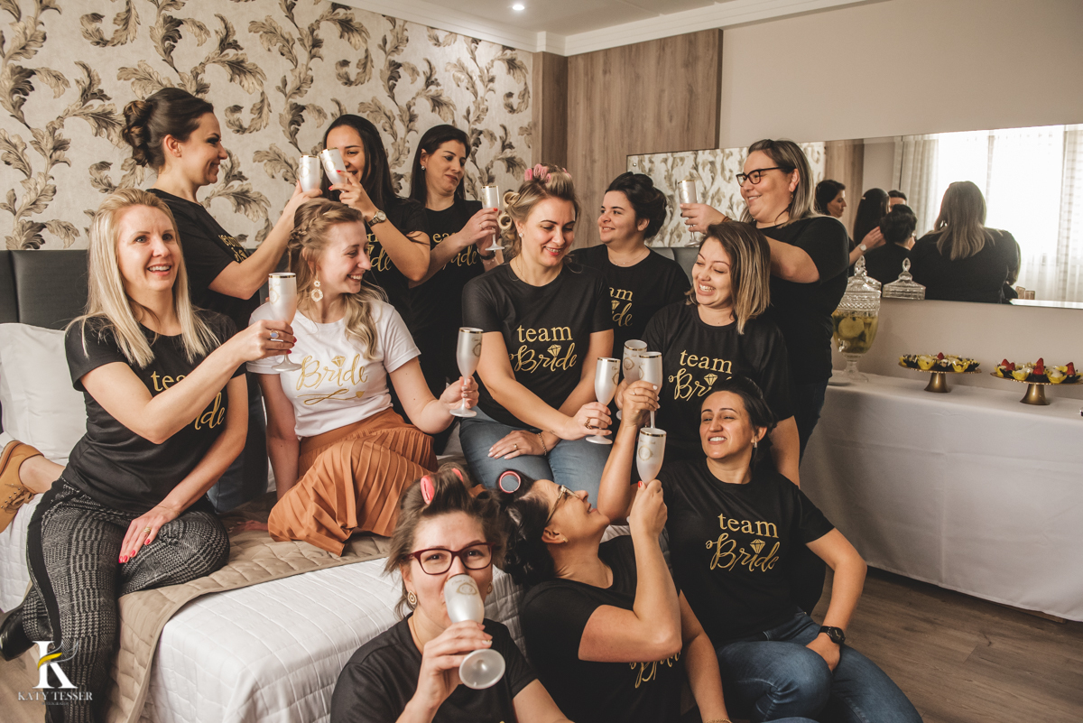 Casamento camila e Jacson laranjeiras do sul parana cerimonia tradicional Katy tesser melhor fotografo making of da noiva com as madrinhas brinde