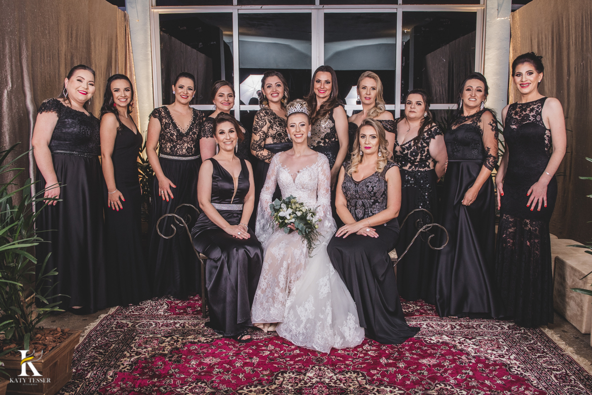 Casamento camila e Jacson laranjeiras do sul parana cerimonia tradicional Katy tesser melhor fotografo foto protocolar com as madrinhas com vestidos iguais da mesma cor