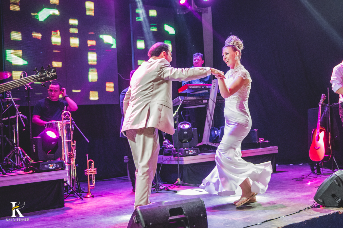 Casamento camila e Jacson laranjeiras do sul parana cerimonia tradicional Katy tesser melhor fotografo recepção do casamento com banda