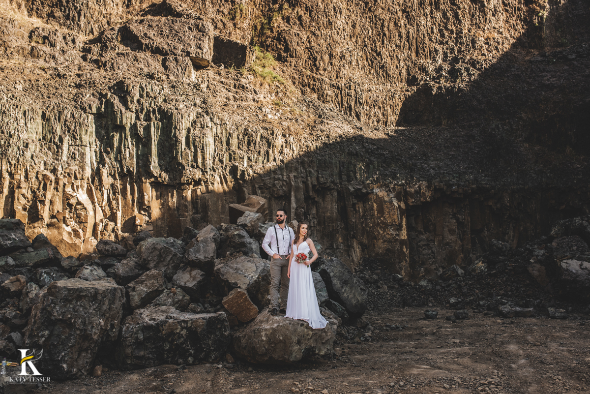 pre casamento natani e thiago em coronel vivida parana katy tesser o melhor fotografo pato branco francisco beltrao vestido de noiva ele suspensorio e motocicleta moto e buque em pedreira