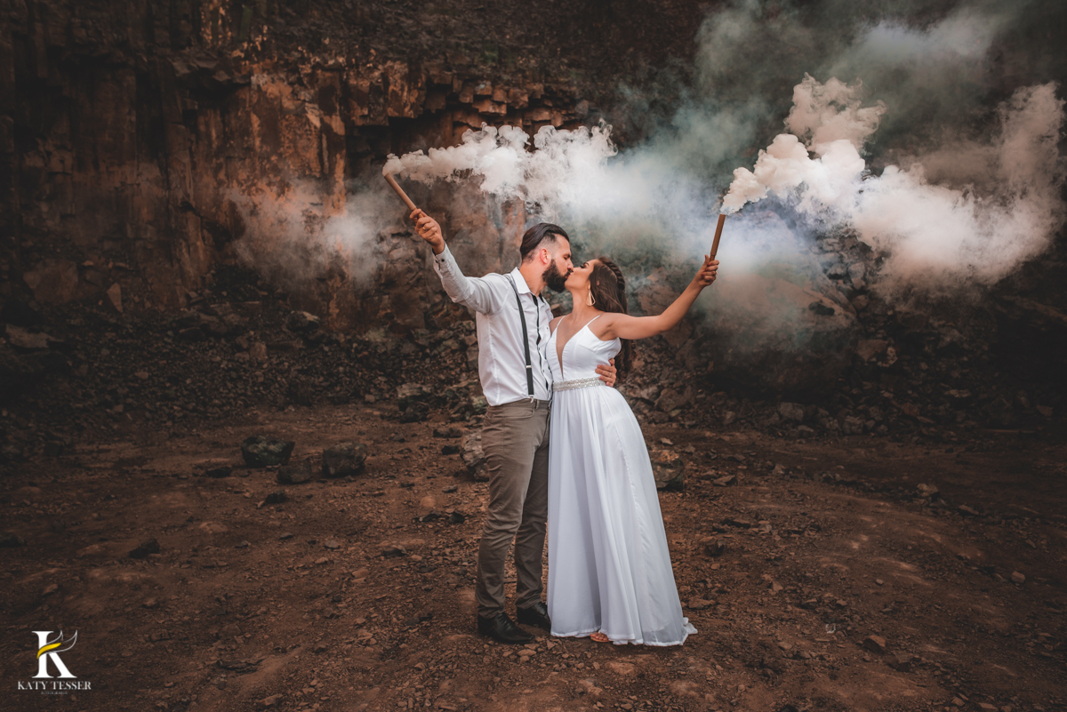 pre casamento natani e thiago em coronel vivida parana katy tesser o melhor fotografo pato branco francisco beltrao vestido de noiva ele suspensorio e motocicleta moto e buque em pedreira com fumaça
