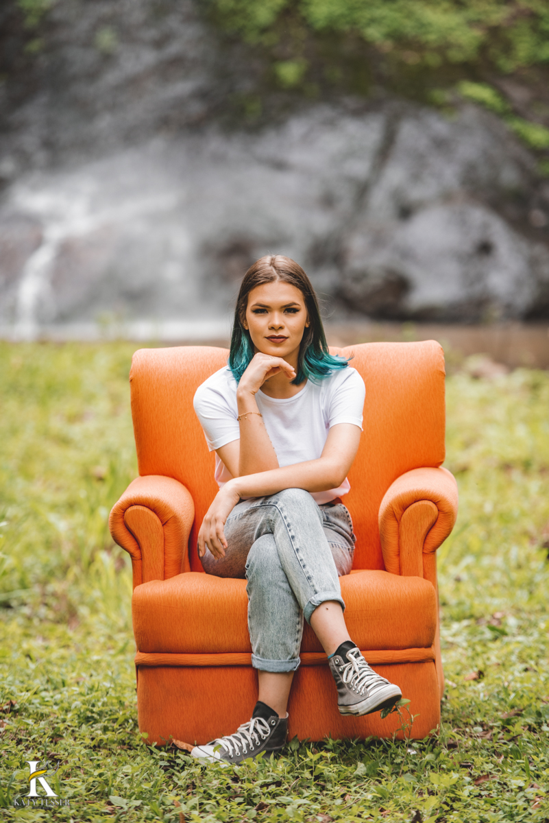 Sessão de fotos de suelen realizado em pato branco parana e francisco beltrão parana pela katy tesser fotografo numa livraria sorveteria e algumas fotos externas em uma cachoeira