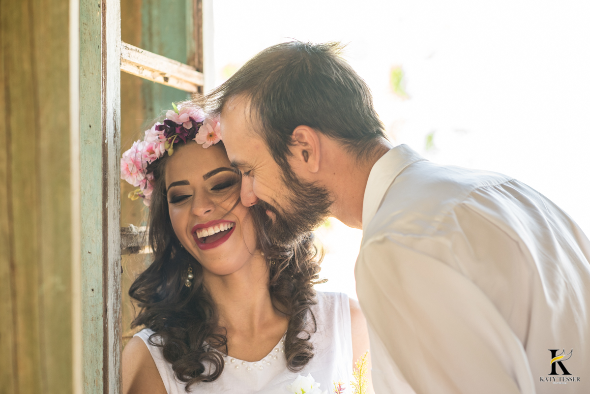 book,sessão,pre casamento,fotos,externas,casal,fotografo,fotos,criativas,noiva,noivo,aliança,flores,vestido de noiva