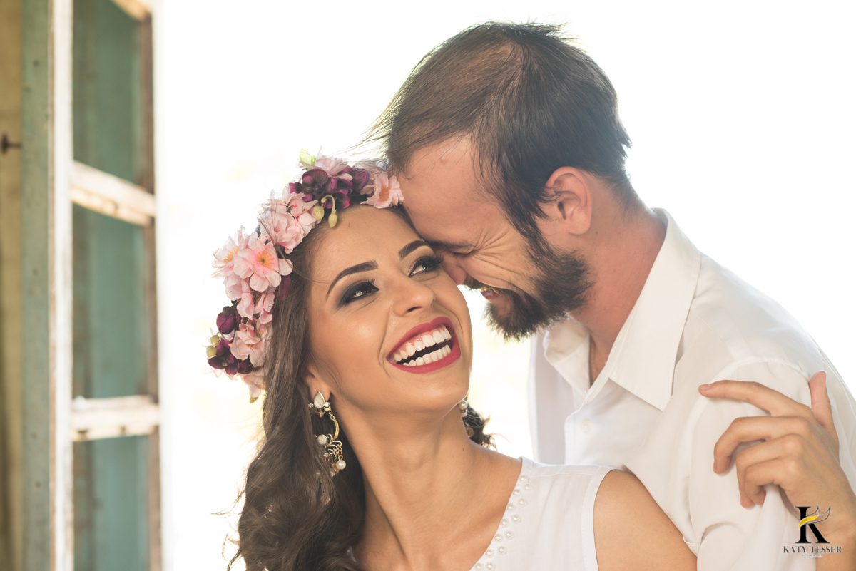 book,sessão,pre casamento,fotos,externas,casal,fotografo,fotos,criativas,noiva,noivo,aliança,flores,vestido de noiva