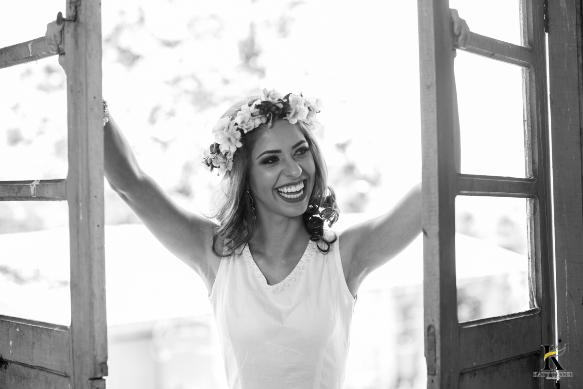 book,sessão,pre casamento,fotos,externas,casal,fotografo,fotos,criativas,noiva,noivo,aliança,flores,vestido de noiva