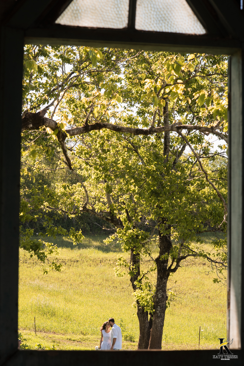 book,sessão,pre casamento,fotos,externas,casal,fotografo,fotos,criativas,noiva,noivo,aliança,flores,vestido de noiva