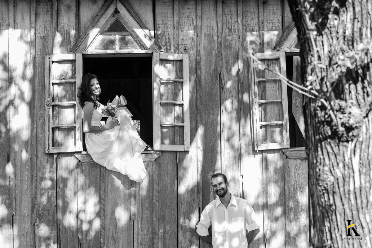 book,sessão,pre casamento,fotos,externas,casal,fotografo,fotos,criativas,noiva,noivo,aliança,flores,vestido de noiva