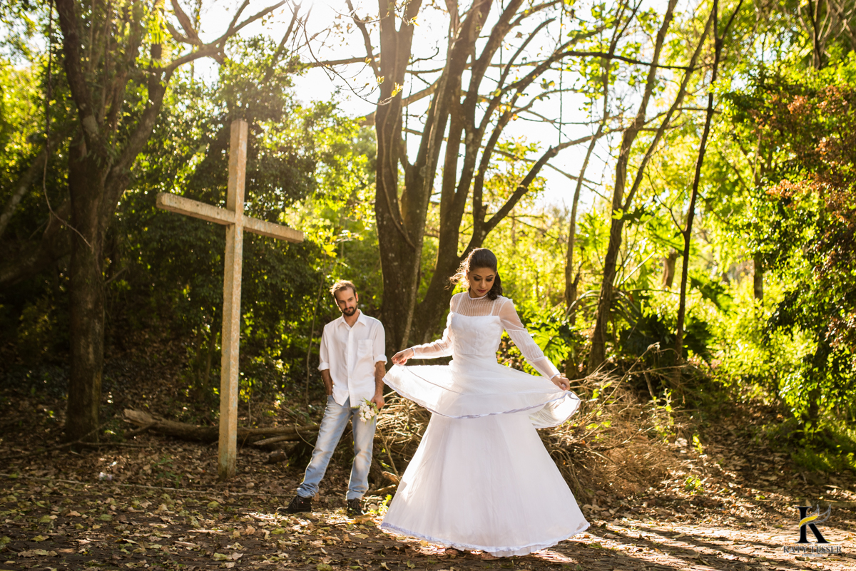 book,sessão,pre casamento,fotos,externas,casal,fotografo,fotos,criativas,noiva,noivo,aliança,flores,vestido de noiva