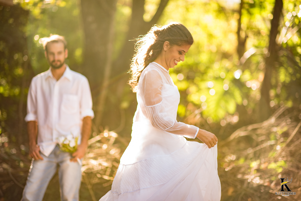 book,sessão,pre casamento,fotos,externas,casal,fotografo,fotos,criativas,noiva,noivo,aliança,flores,vestido de noiva