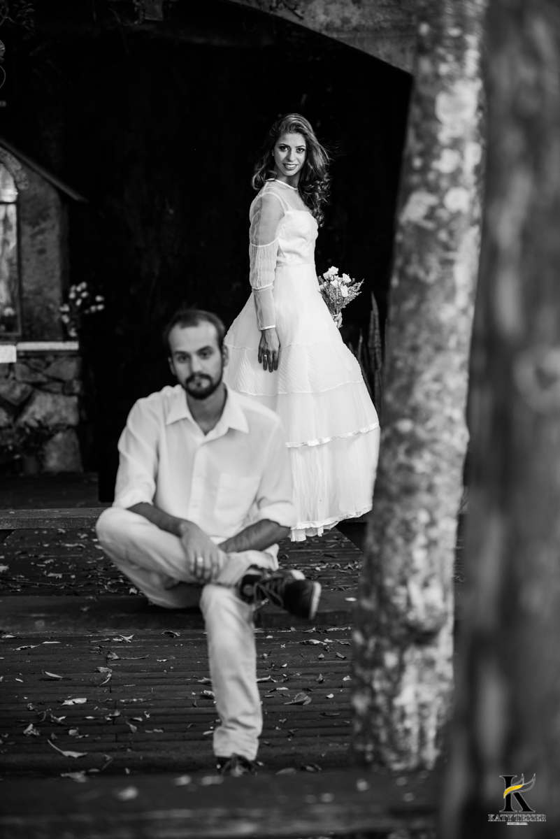 book,sessão,pre casamento,fotos,externas,casal,fotografo,fotos,criativas,noiva,noivo,aliança,flores,vestido de noiva