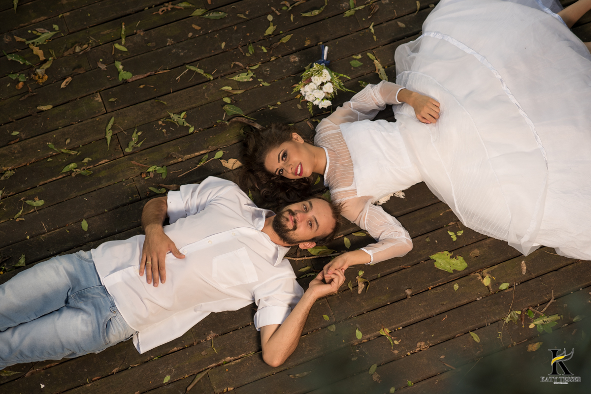 book,sessão,pre casamento,fotos,externas,casal,fotografo,fotos,criativas,noiva,noivo,aliança,flores,vestido de noiva