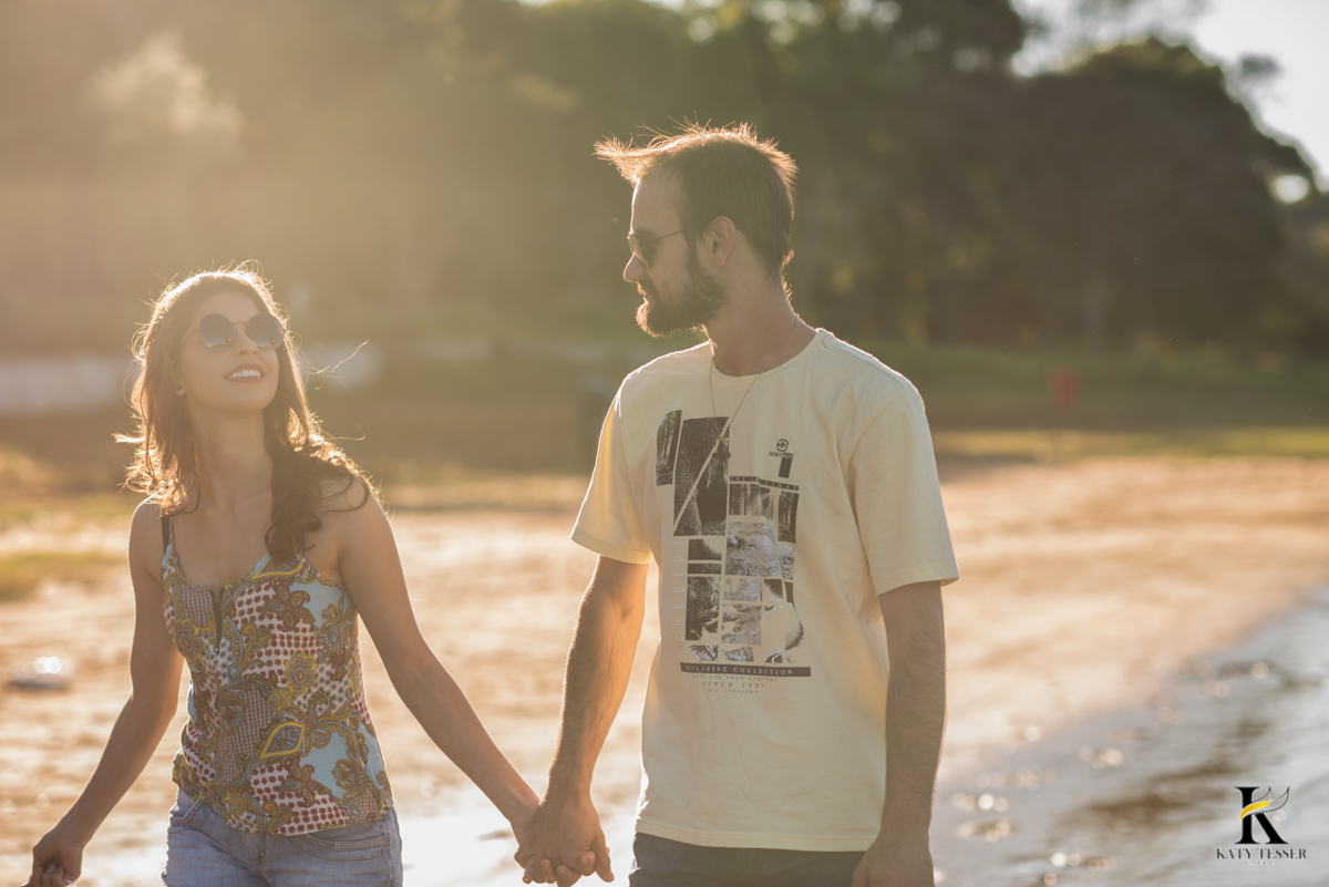 book,sessão,pre casamento,fotos,externas,casal,fotografo,fotos,criativas,noiva,noivo,aliança,flores,vestido de noiva