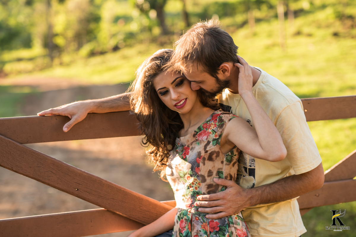 book,sessão,pre casamento,fotos,externas,casal,fotografo,fotos,criativas,noiva,noivo,aliança,flores,vestido de noiva