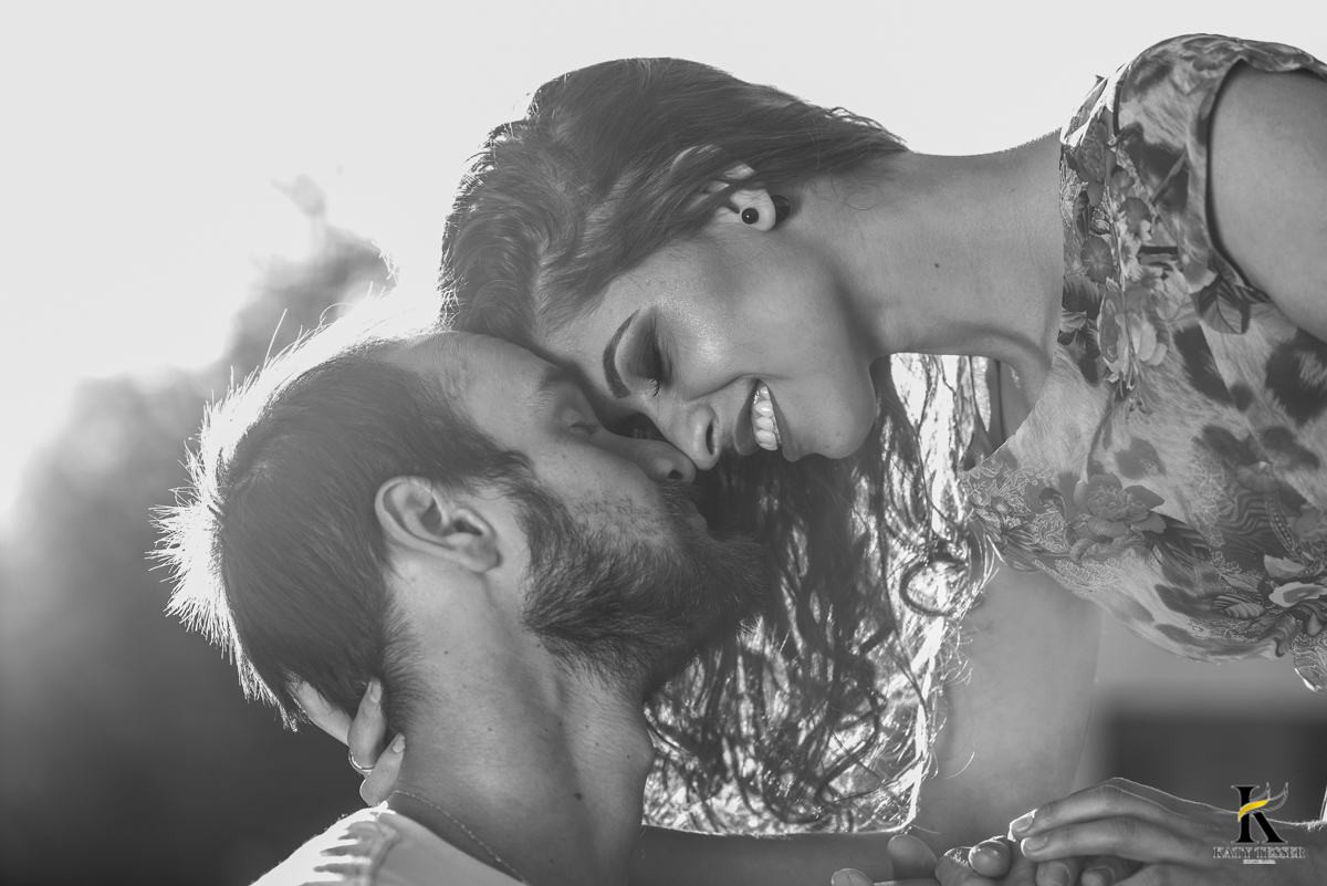 book,sessão,pre casamento,fotos,externas,casal,fotografo,fotos,criativas,noiva,noivo,aliança,flores,vestido de noiva