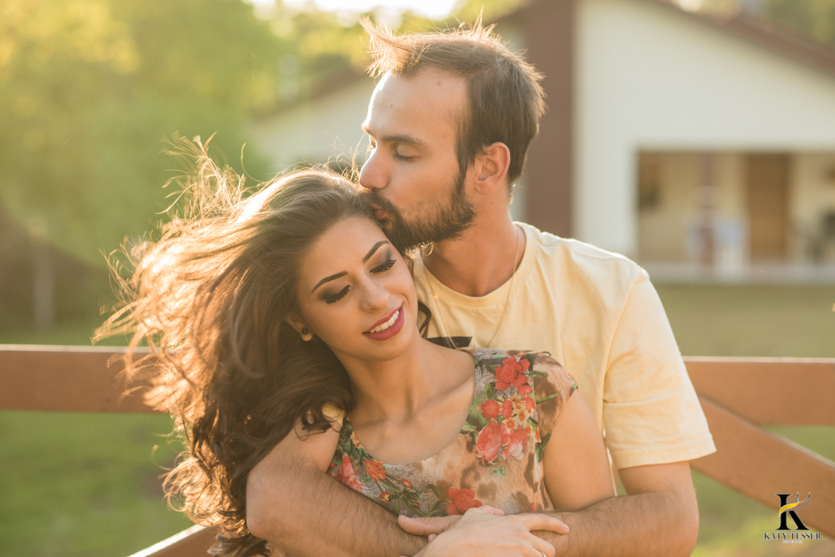 book,sessão,pre casamento,fotos,externas,casal,fotografo,fotos,criativas,noiva,noivo,aliança,flores,vestido de noiva