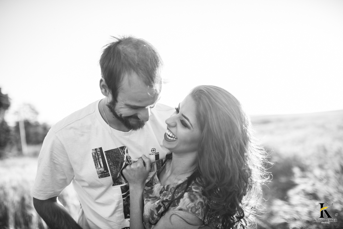 book,sessão,pre casamento,fotos,externas,casal,fotografo,fotos,criativas,noiva,noivo,aliança,flores,vestido de noiva