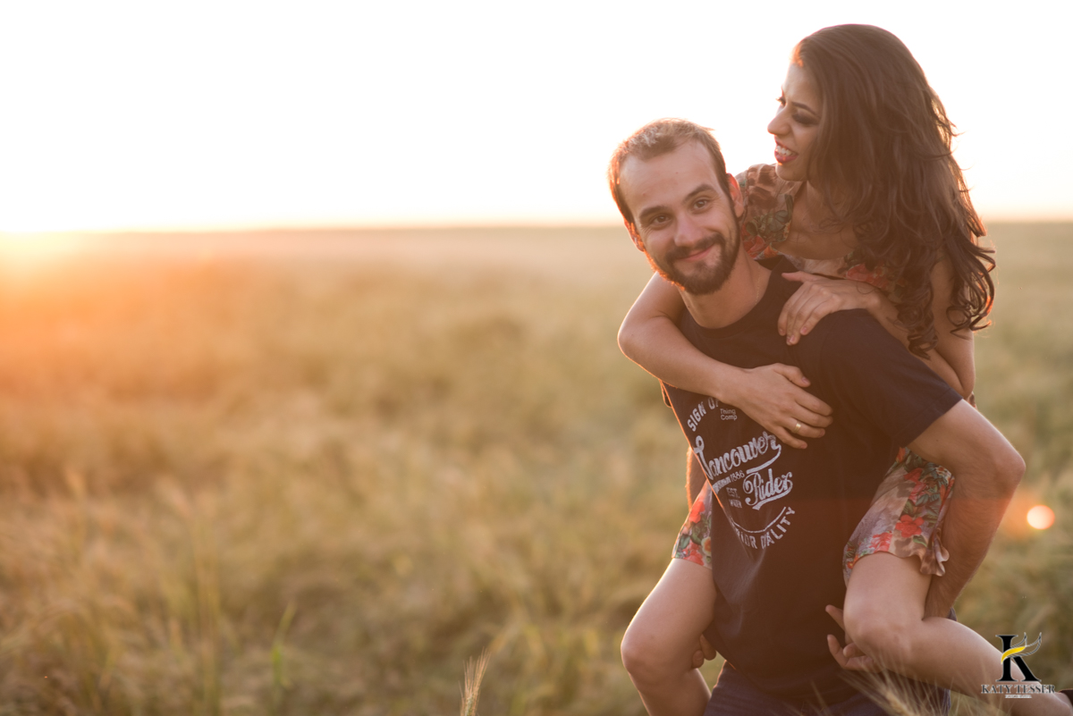 book,sessão,pre casamento,fotos,externas,casal,fotografo,fotos,criativas,noiva,noivo,aliança,flores,vestido de noiva