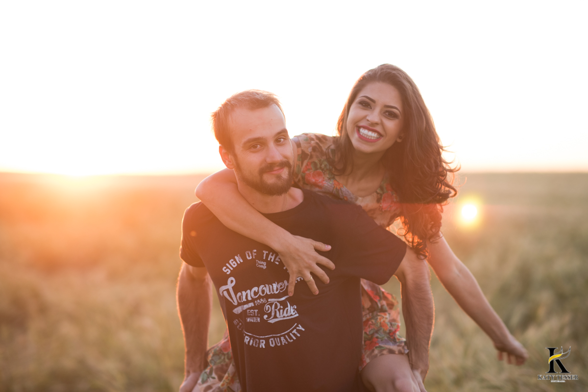 book,sessão,pre casamento,fotos,externas,casal,fotografo,fotos,criativas,noiva,noivo,aliança,flores,vestido de noiva