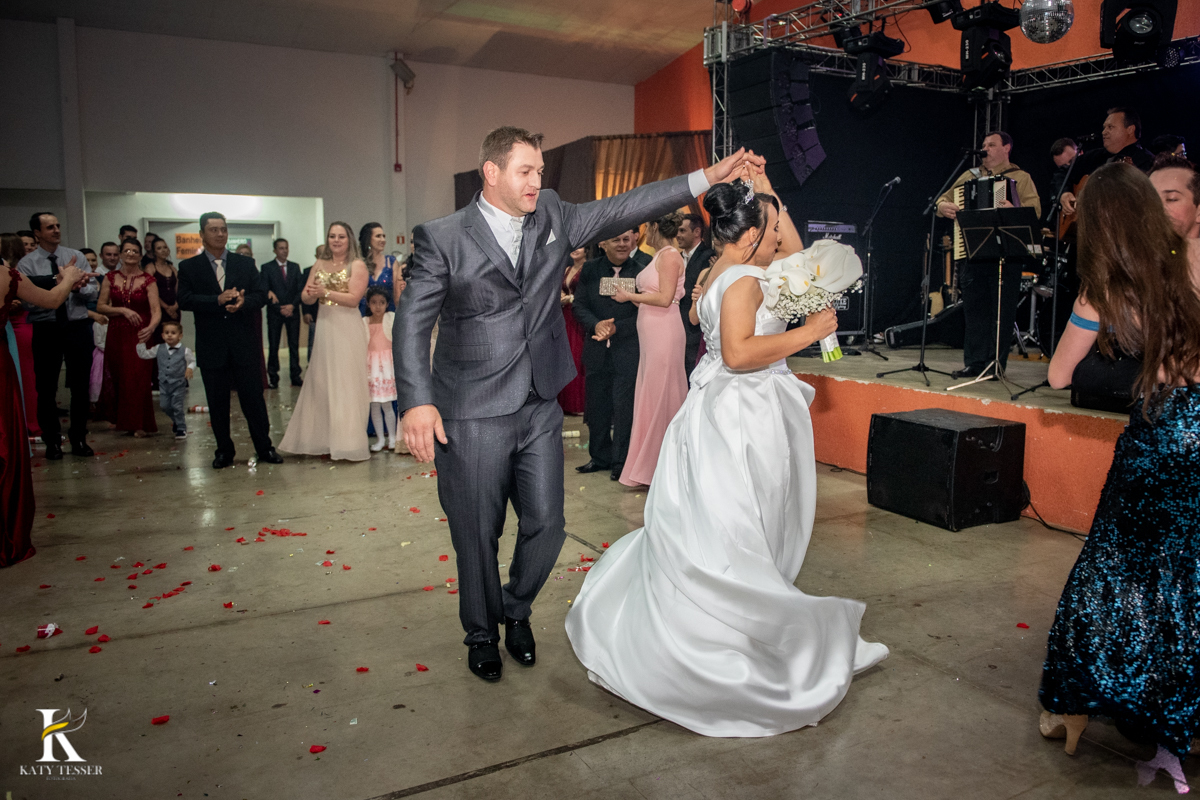 casamento de alice e adriel saudade do iguacu parana entrada dos noivos