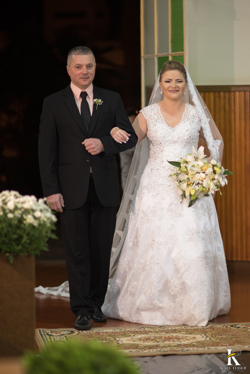 casamento, entrada da noiva, vestido de noiva, igreja, decoração de casamento, pai da noiva, bouquet de noiva, katy tesser, fotografo de casamento, noivo