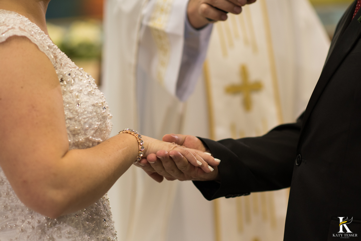 casamento, entrada da noiva, vestido de noiva, igreja, decoração de casamento, pai da noiva, bouquet de noiva, katy tesser, fotografo de casamento, noivo, aliança de casamento