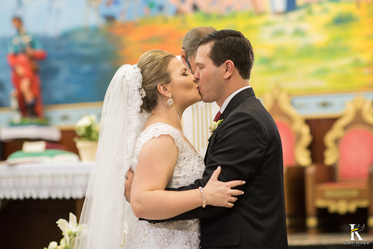 casamento, entrada da noiva, vestido de noiva, igreja, decoração de casamento, pai da noiva, bouquet de noiva, katy tesser, fotografo de casamento, noivo, aliança de casamento, beijo