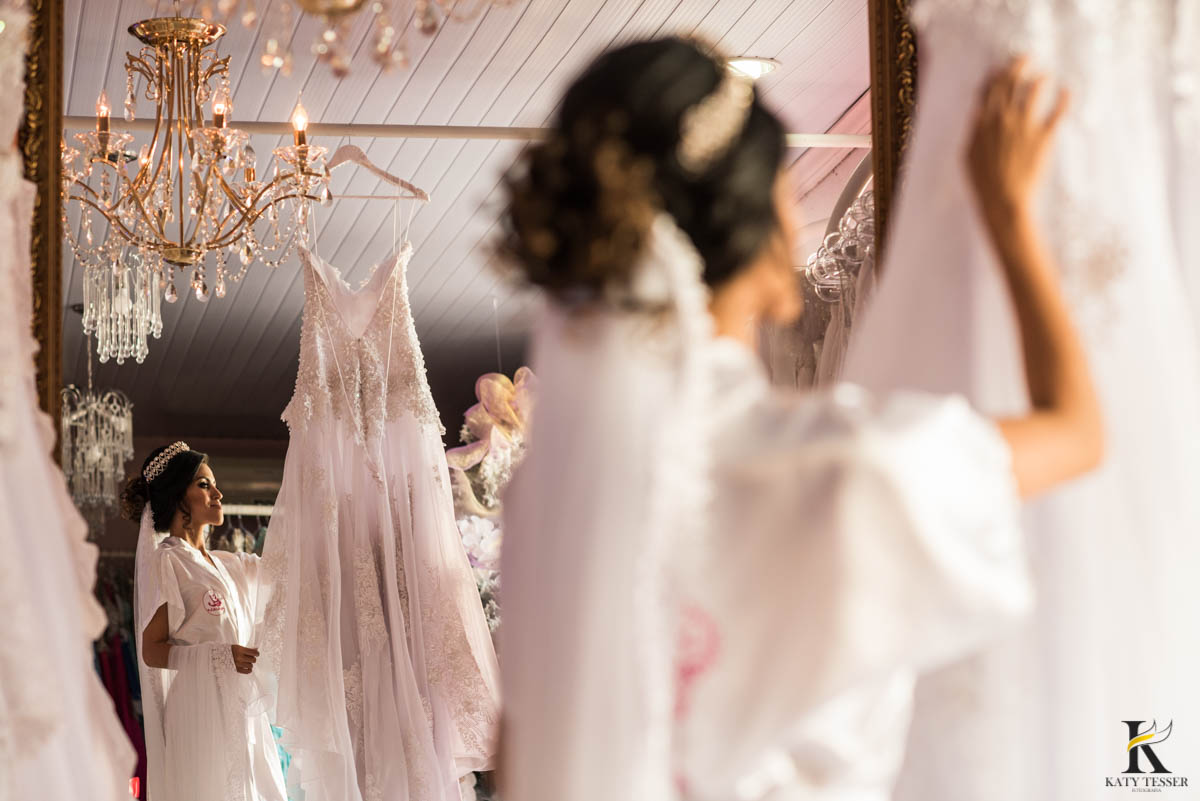 katy-tesser-fotografo-casamento-making of-noiva-noivo-maquiagem-mae-vestido-veu-brinco-sapato