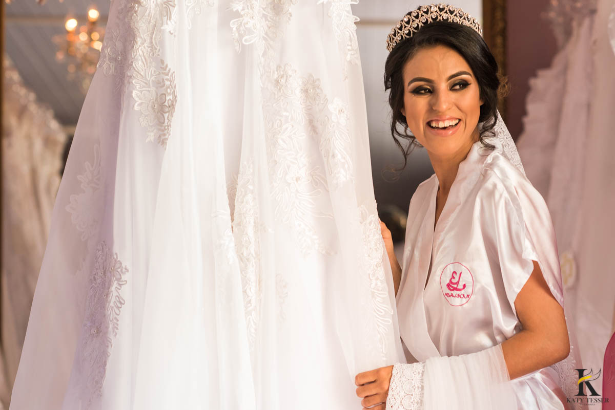katy-tesser-fotografo-casamento-making of-noiva-noivo-maquiagem-mae-vestido-veu-brinco-sapato