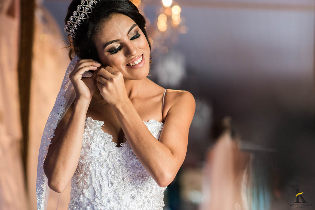 katy-tesser-fotografo-casamento-making of-noiva-noivo-maquiagem-mae-vestido-veu-brinco-sapato