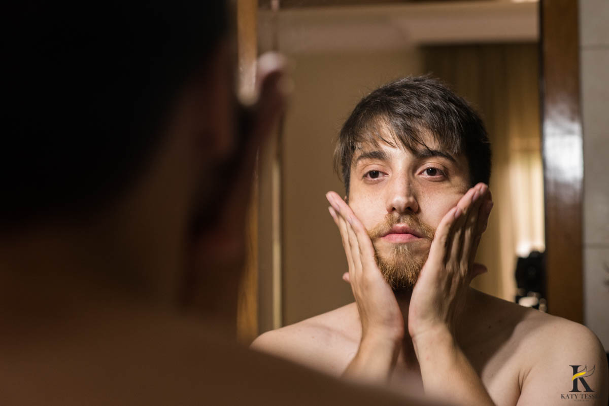 katy-tesser-fotografo-casamento-making of-noivo-terno-sapato-pais