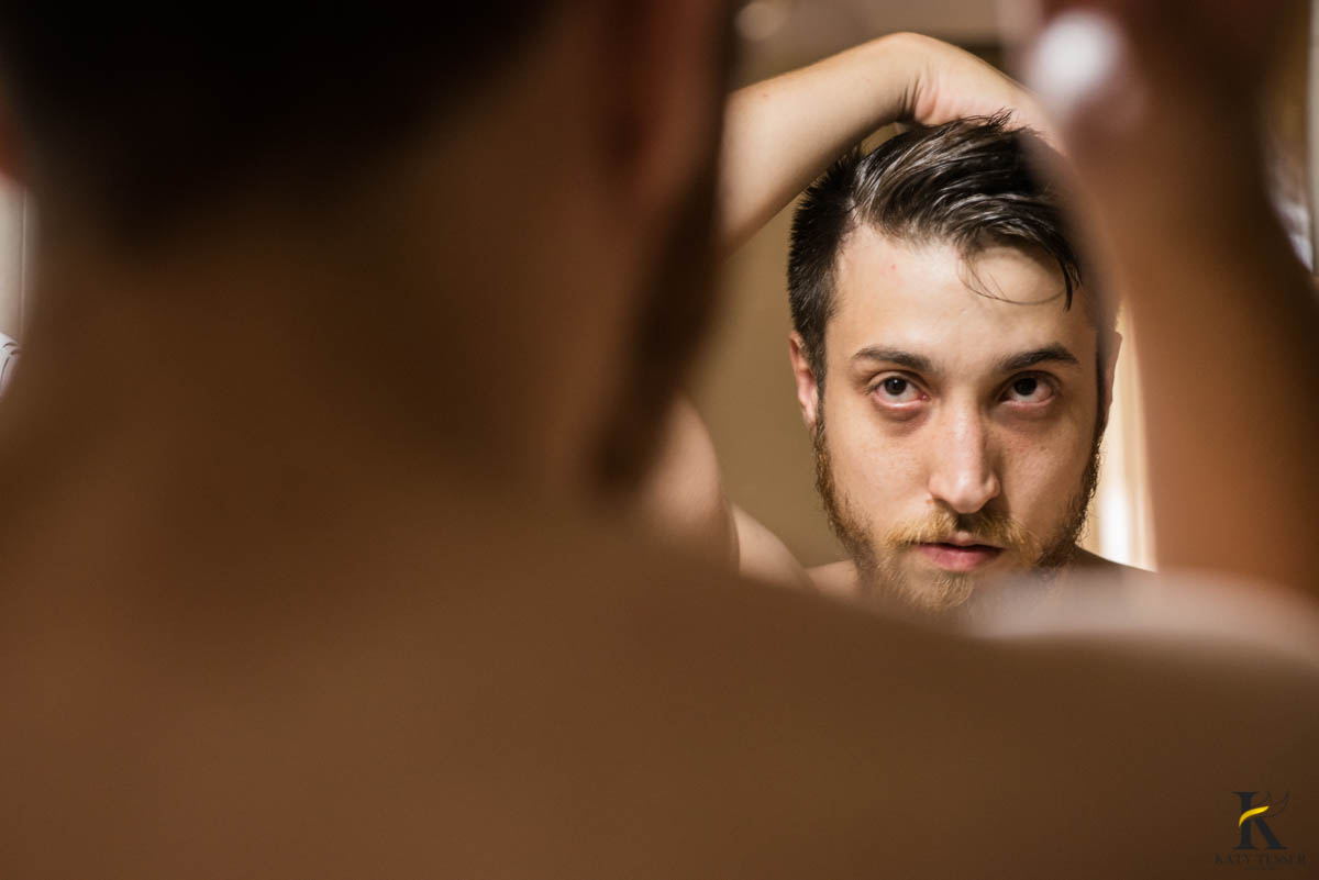 katy-tesser-fotografo-casamento-making of-noivo-terno-sapato-pais