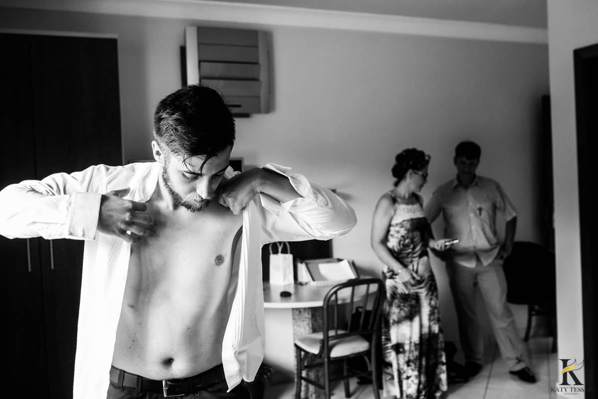 katy-tesser-fotografo-casamento-making of-noivo-terno-sapato-pais