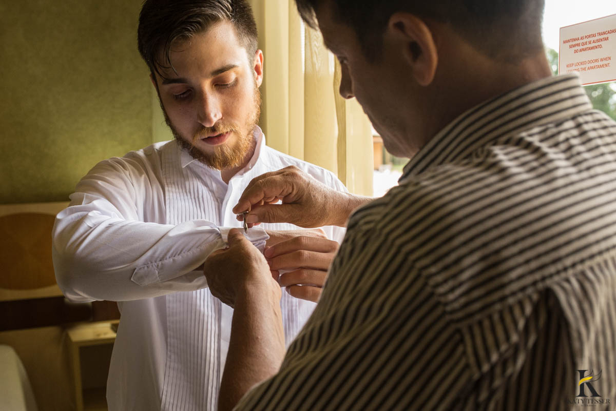 katy-tesser-fotografo-casamento-making of-noivo-terno-sapato-pais