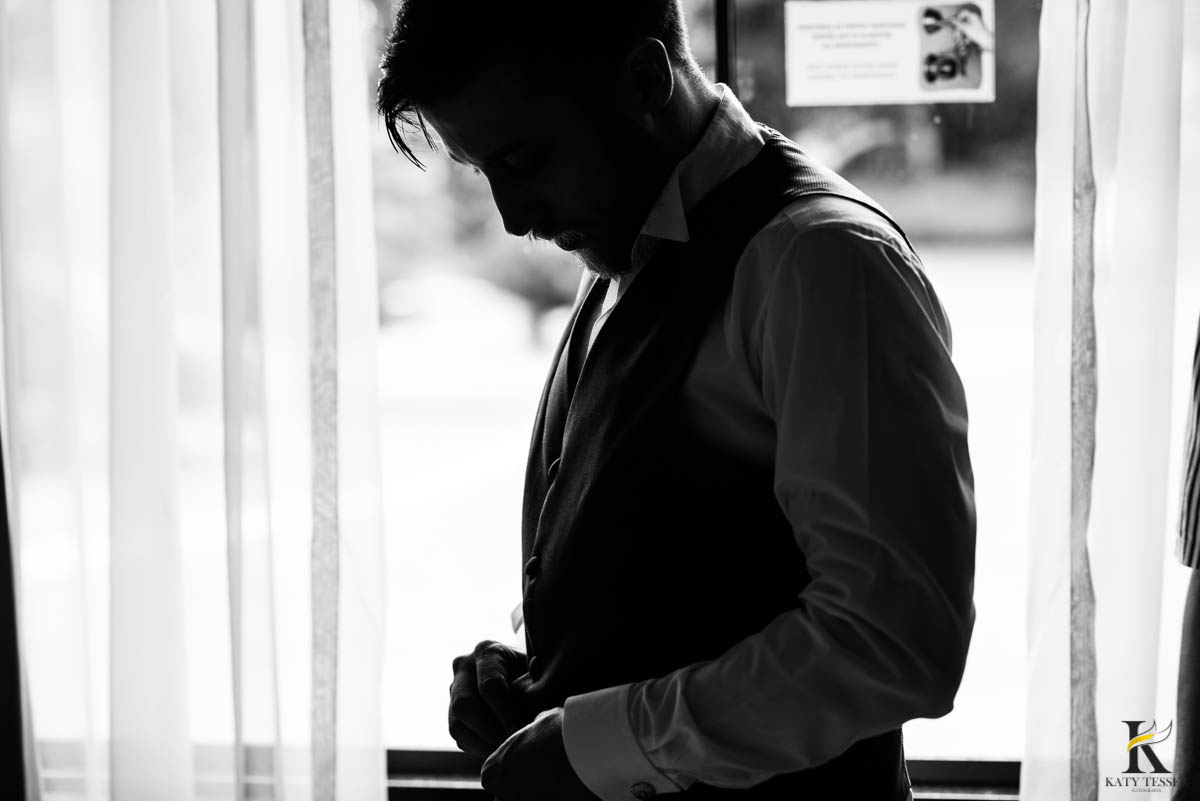 katy-tesser-fotografo-casamento-making of-noivo-terno-sapato-pais