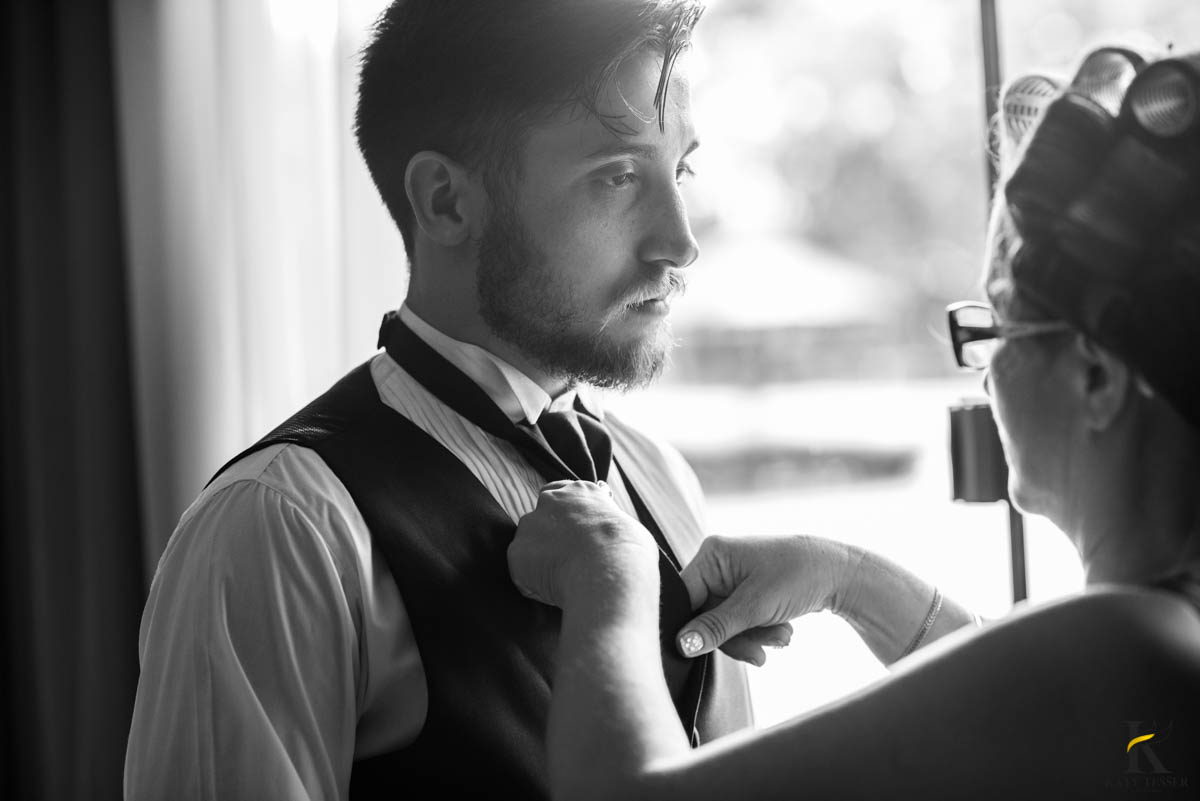 katy-tesser-fotografo-casamento-making of-noivo-terno-sapato-pais