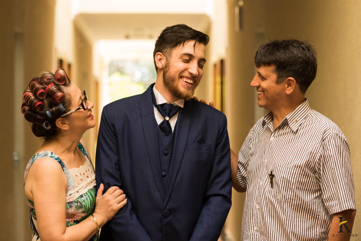katy-tesser-fotografo-casamento-making of-noivo-terno-sapato-pais