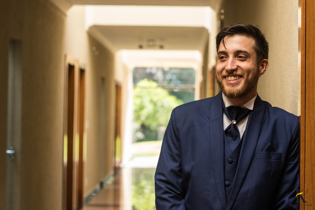 katy-tesser-fotografo-casamento-making of-noivo-terno-sapato-pais