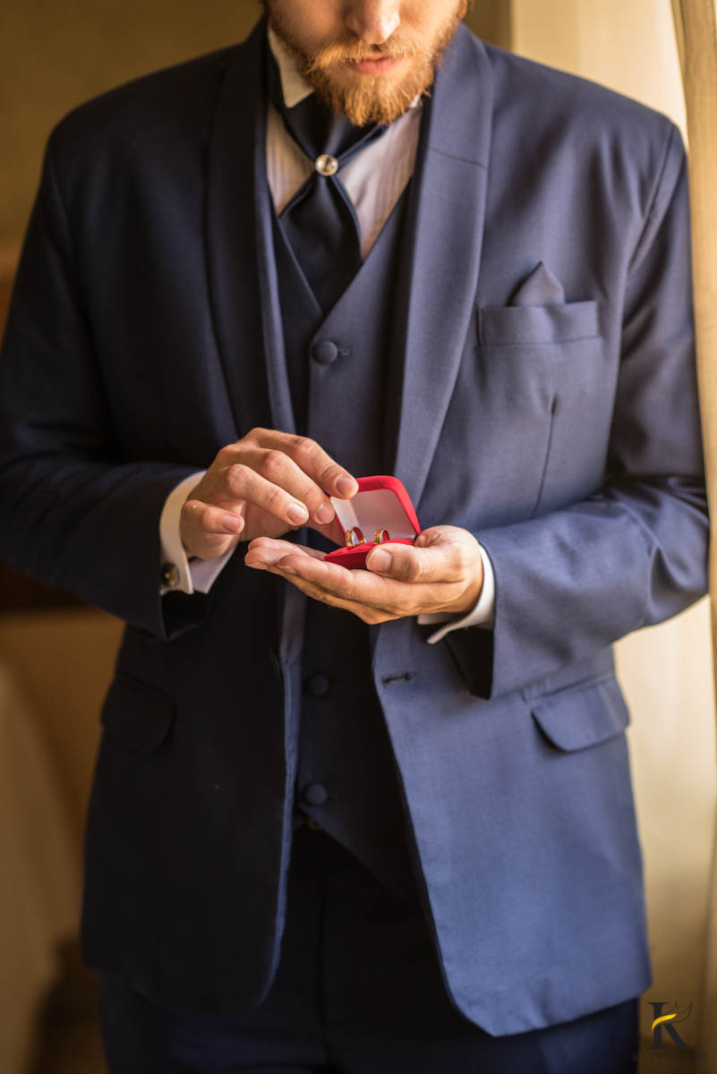 katy-tesser-fotografo-casamento-making of-noivo-terno-sapato-pais-aliança