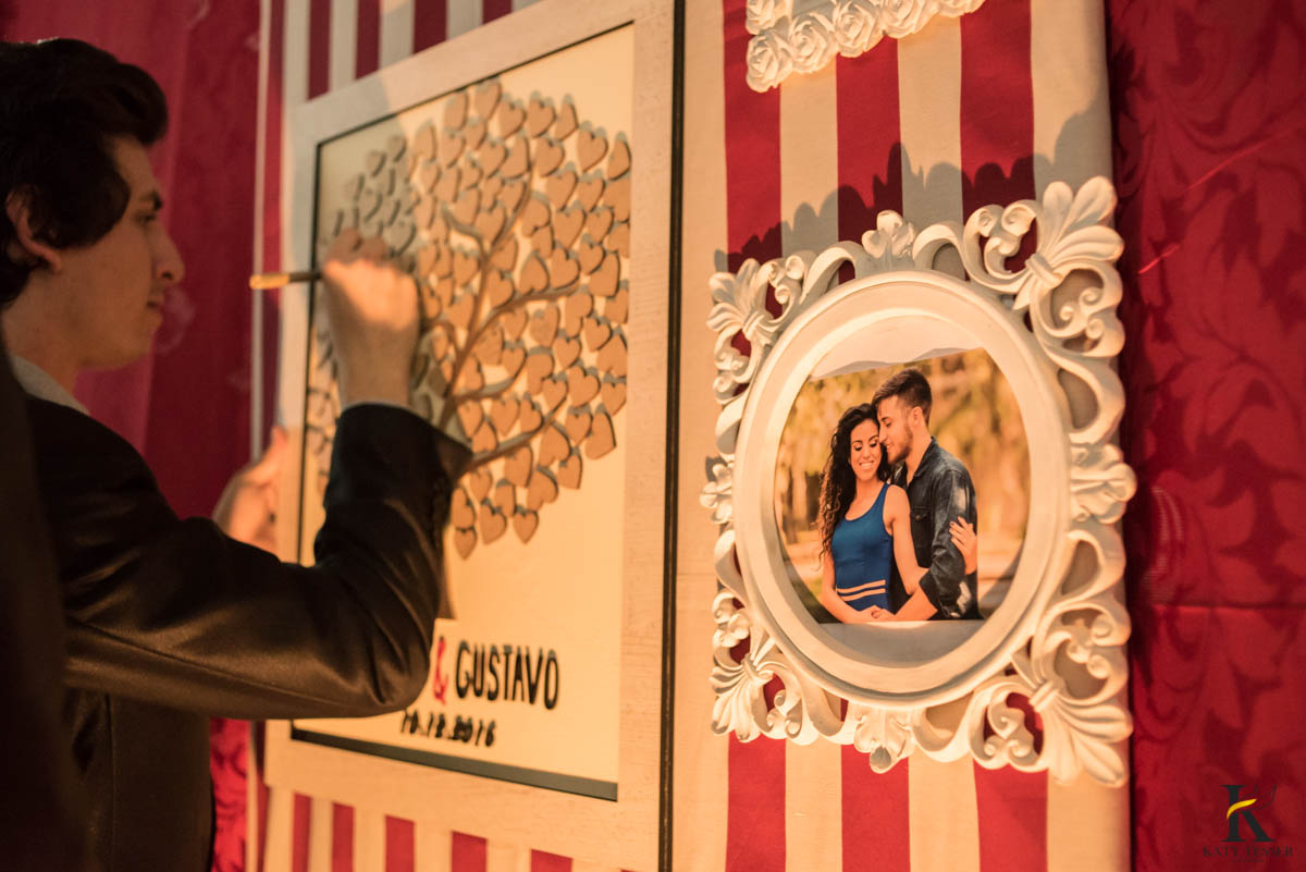 katy-tesser-fotografo-casamento-making of-noivo-terno-sapato-pais-quadro