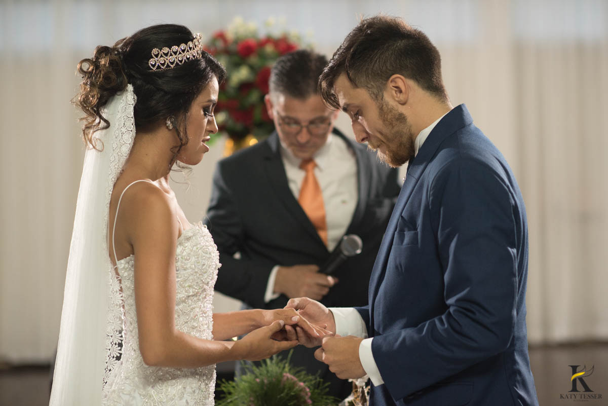 katy-tesser-fotografo-casamento-noivo-noiva-pais-vestido-veu-bouquet-buque-pais-cerimonia-religioso-decoracao-aliança-beijo-daminha