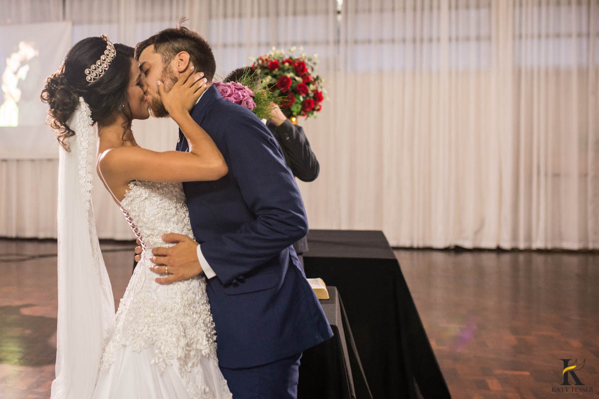 katy-tesser-fotografo-casamento-noivo-noiva-pais-vestido-veu-bouquet-buque-pais-cerimonia-religioso-decoracao-aliança-beijo-daminha