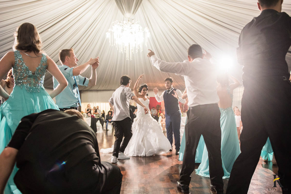 katy-tesser-fotografo-casamento-noivo-noiva-pais-vestido-veu-bouquet-buque-pais-cerimonia-religioso-decoracao-aliança-beijo-daminha-valsa