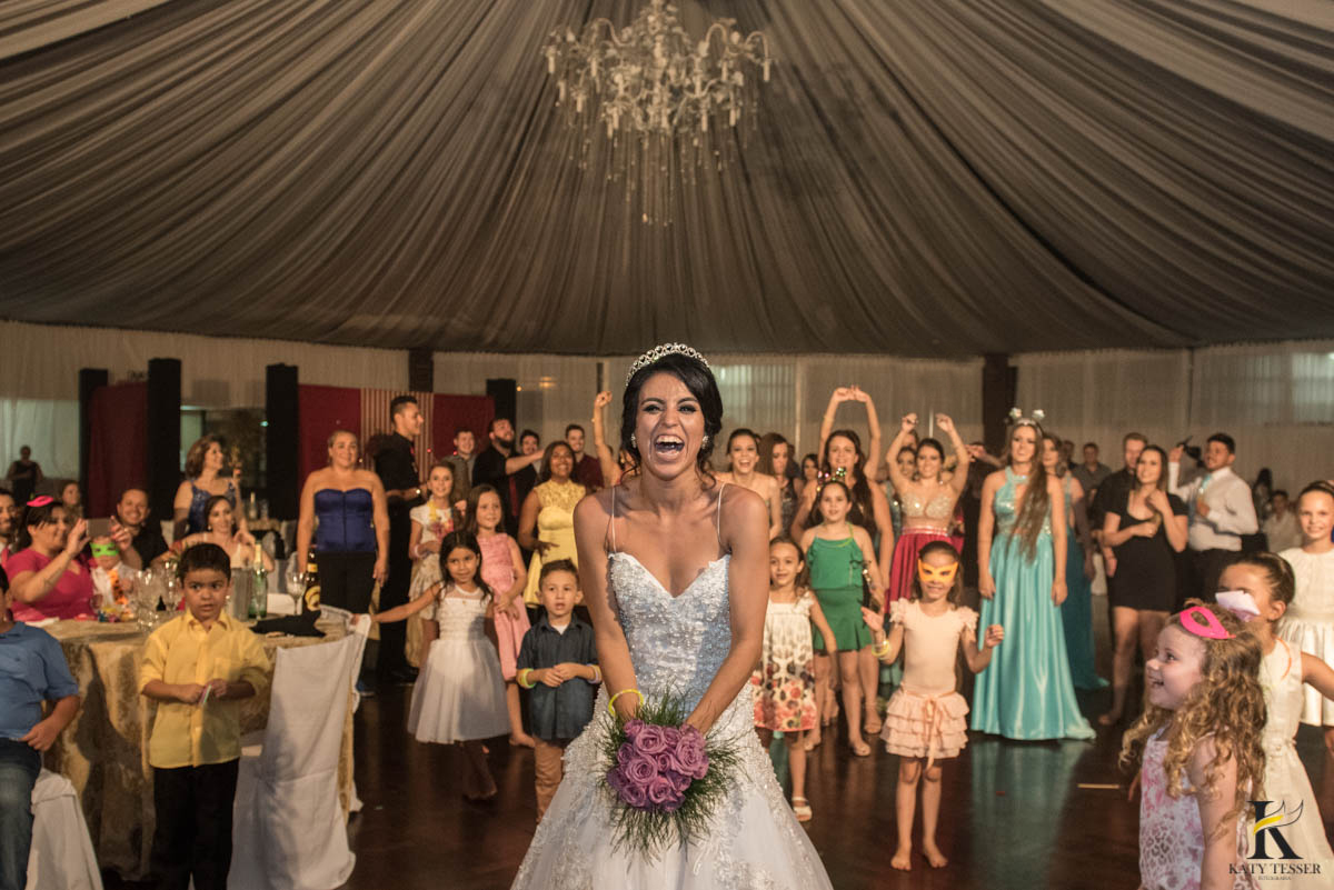 katy-tesser-fotografo-casamento-noivo-noiva-pais-vestido-veu-bouquet-buque-pais-cerimonia-religioso-decoracao-aliança-beijo-daminha-valsa-festa