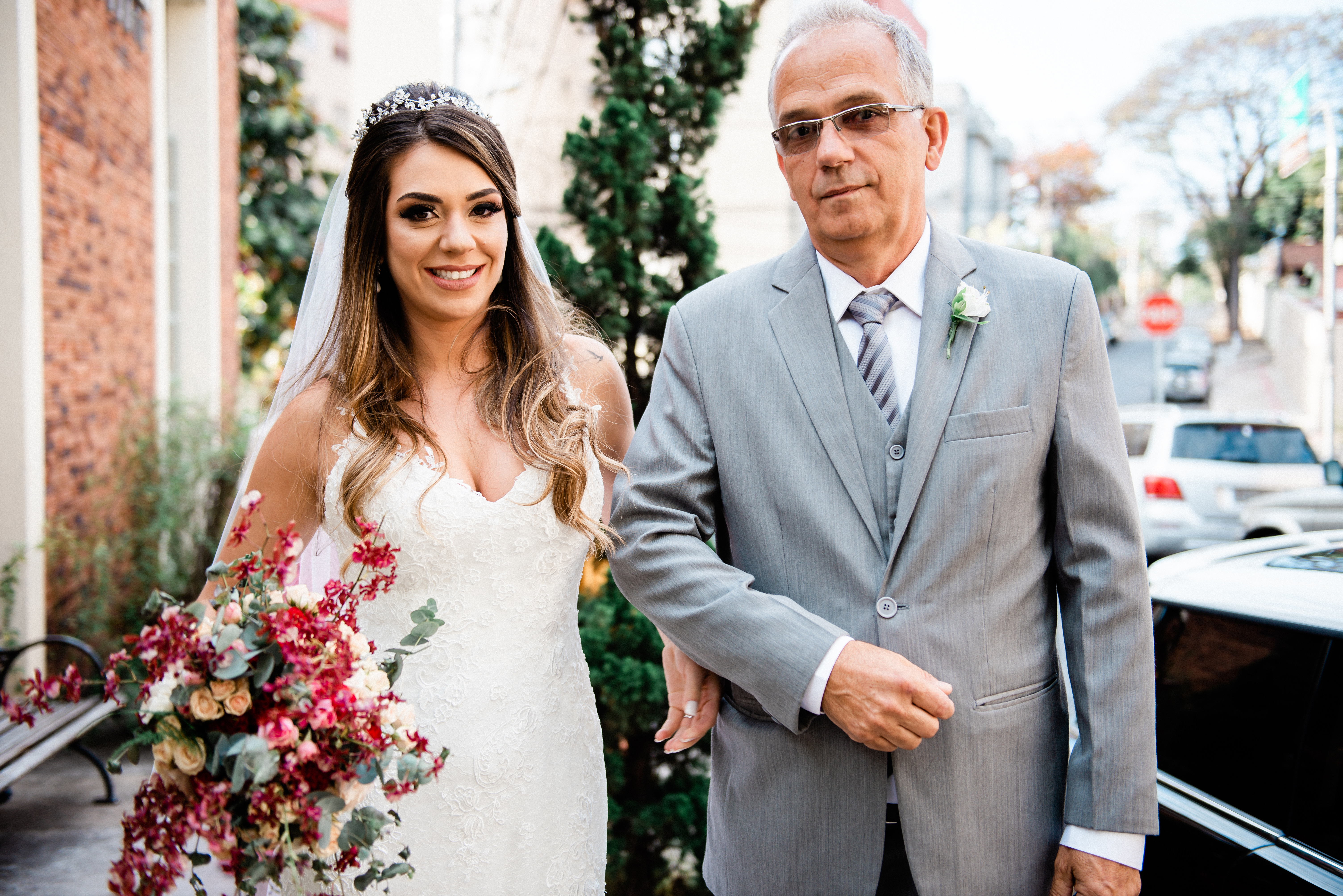 Casamento Charles Homsi  Fotógrafo de casamento em MG BH Belo Horizonte Anella Ristorante noiva de véu e grinalda olhar da noiva no carro foto da noiva no carro noiva com olhar incrível buquê lindo ideia de buquê ideia de foto de casamento noiva linda 