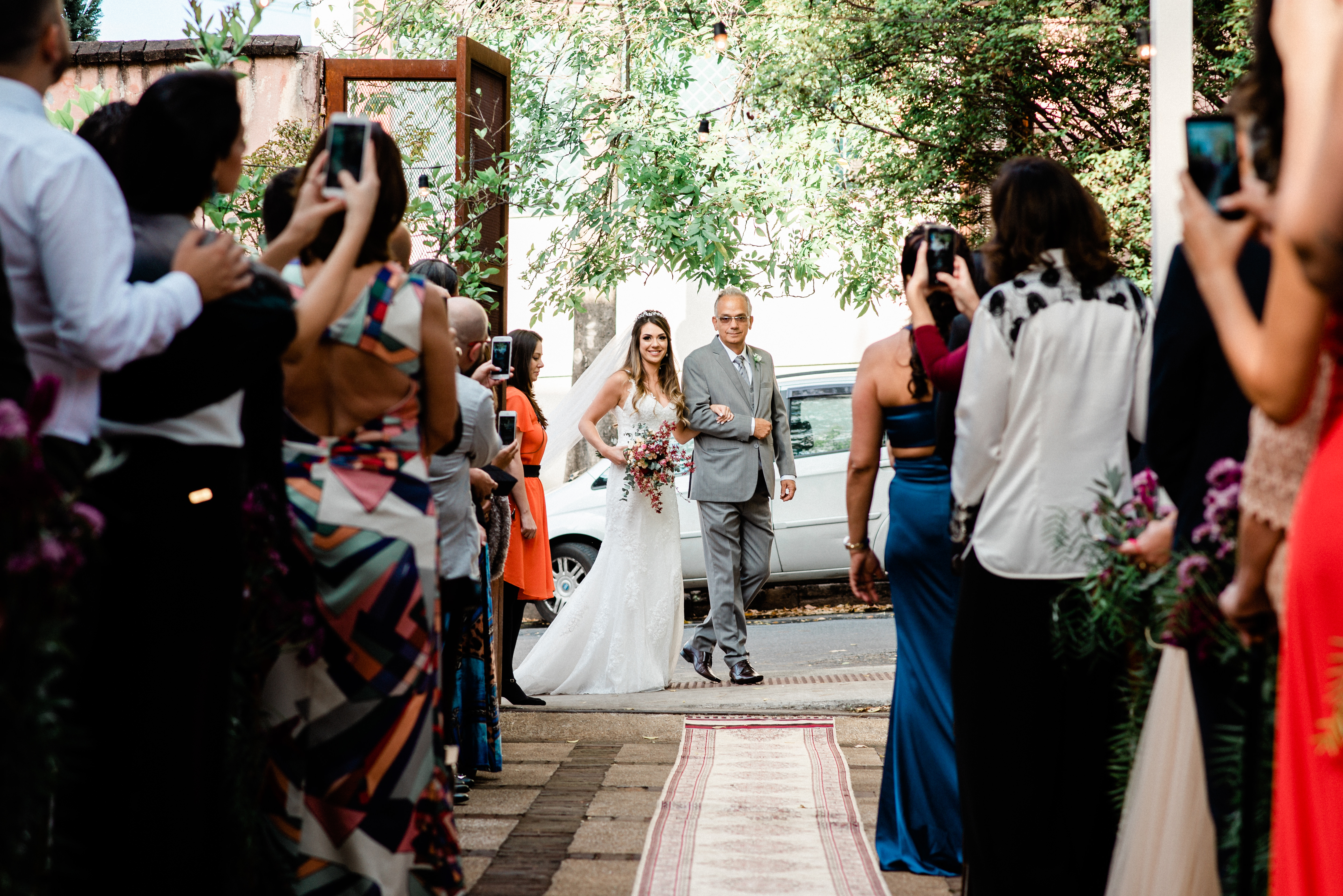 Casamento Charles Homsi  Fotógrafo de casamento em MG BH Belo Horizonte Anella Ristorante noiva de véu e grinalda olhar da noiva no carro foto da noiva no carro noiva com olhar incrível buquê lindo ideia de buquê ideia de foto de casamento noiva linda 