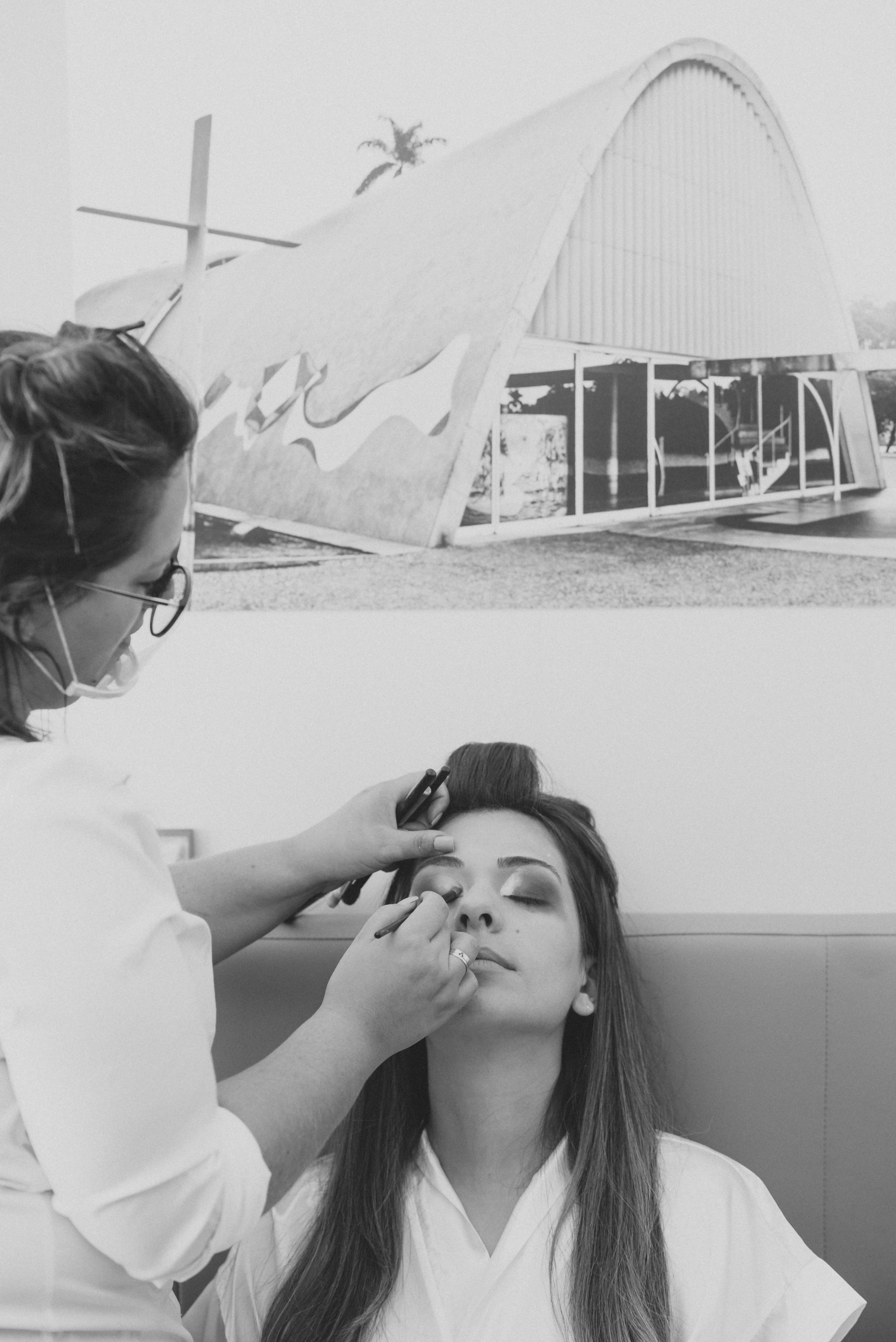 Casamento wedding noivado Ludmila Lopes Fernandes Charles Homsi  Fotógrafo de casamento em MG BH Belo Horizonte dia da noiva hotel pampulha design making of da noiva amigas maquiadora maquiagem da noiva foto preto e branco noiva