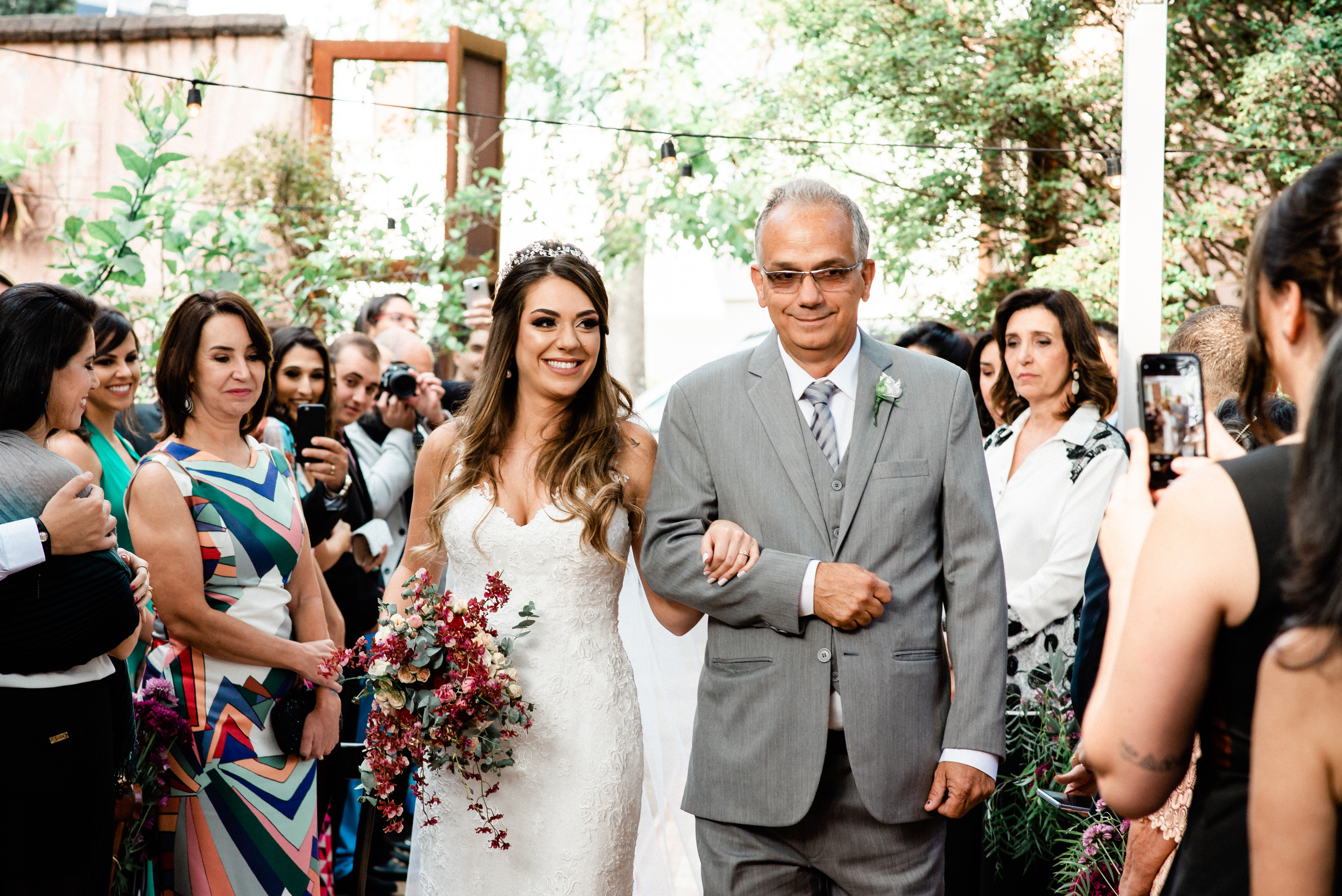 Casamento Charles Homsi  Fotógrafo de casamento em MG BH Belo Horizonte Anella Ristorante noiva de véu e grinalda olhar da noiva no carro foto da noiva no carro noiva com olhar incrível buquê lindo ideia de buquê ideia de foto de casamento noiva linda 